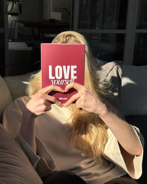 Kundin mit ihrem Bloom Journal