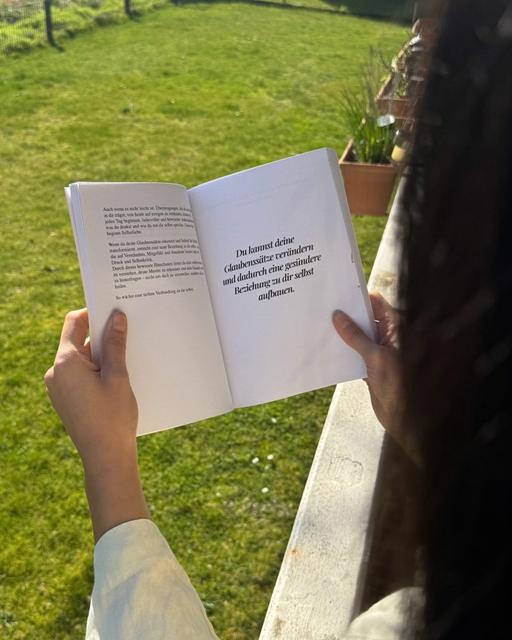 Kundin mit ihrem Bloom Journal