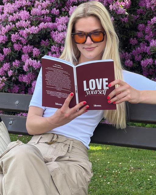 Kundin mit ihrem Bloom Journal