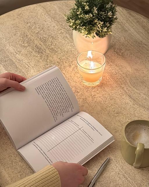 Kundin mit ihrem Bloom Journal