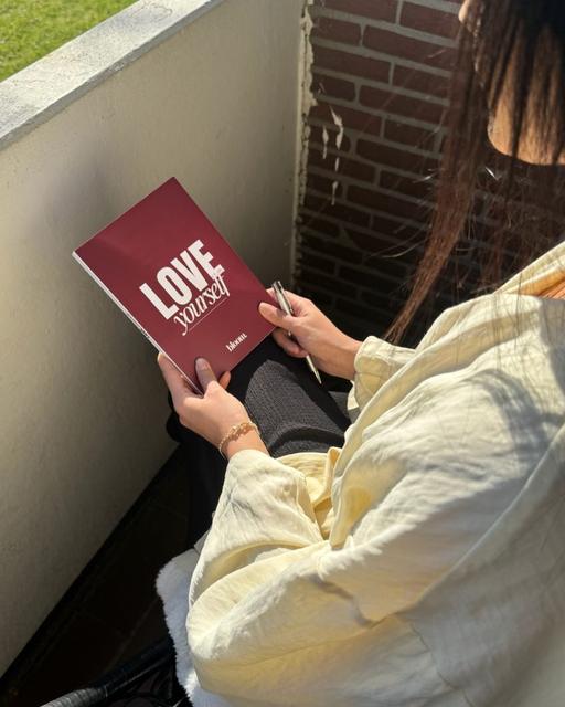 Kundin mit ihrem Bloom Journal